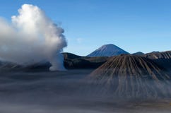 Действующий вулкан Bromo держателя в East Java, Индонезии стоковое изображение rf Действующий вулкан Bromo держателя в East Java, Индонезии стоковое изображение rf