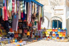 Декоративные блюда и одежда для продажи в Houmt El Souk в Джербе, Тунисе стоковые изображения Декоративные блюда и одежда для продажи в Houmt El Souk в Джербе, Тунисе стоковые изображения