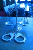 Декоративные весы правосудия в зале судебных заседаний стоковые фото Декоративные весы правосудия в зале судебных заседаний стоковые фото