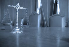 Декоративные весы правосудия в зале судебных заседаний стоковое фото rf Декоративные весы правосудия в зале судебных заседаний стоковое фото rf