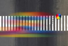 дел Пешеходный переход с одним пешеходом с зонтиком colorfull стоковые фото дел Пешеходный переход с одним пешеходом с зонтиком colorfull стоковые фото