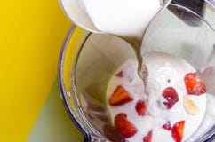 Делать milkshake с blender стоковое фото rf Делать milkshake с blender стоковое фото rf