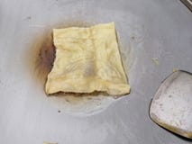 Делать Roti мимо замешивает тесто и картофель фри в масле стоковое изображение Делать Roti мимо замешивает тесто и картофель фри в масле стоковое изображение