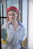 делать женщину housework Портрет домохозяйки пока очищающ Фото через стекло стоковые изображения rf делать женщину housework Портрет домохозяйки пока очищающ Фото через стекло стоковые изображения rf