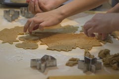 Делать печенья gingerbread Резцы теста и печенья предпосылки выпечки рождества стоковая фотография Делать печенья gingerbread Резцы теста и печенья предпосылки выпечки рождества стоковая фотография