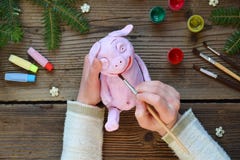 Делать розовую свинью, символ 2019 Крася игрушка глины с гуашью Творческий отдых для детей Handmade ремесла на празднике с стоковые фото Делать розовую свинью, символ 2019 Крася игрушка глины с гуашью Творческий отдых для детей Handmade ремесла на празднике с стоковые фото