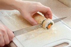 Делать суш Отрезанные шеф-поваром крены суш Стоковые Фотографии RF Делать суш Отрезанные шеф-поваром крены суш Стоковые Фотографии RF