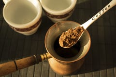 Делать традиционный греческий/турецкий черный кофе на Turkish Coffe стоковая фотография Делать традиционный греческий/турецкий черный кофе на Turkish Coffe стоковая фотография