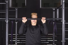 Делать человека сильных детенышей подходящий тяг-поднимает на баре в спортзале стоковые изображения rf Делать человека сильных детенышей подходящий тяг-поднимает на баре в спортзале стоковые изображения rf