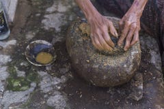 Делающ jamu индонезийское традиционное здоровое питье стоковые фотографии rf Делающ jamu индонезийское традиционное здоровое питье стоковые фотографии rf