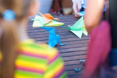 Делающ origami, работая с покрашенной бумагой, дети отливают в форму от бумаги стоковое изображение Делающ origami, работая с покрашенной бумагой, дети отливают в форму от бумаги стоковое изображение