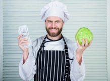 Дело денег профессиональный повар шеф-повара в кухне ресторана vegetarian Витамин диеты кулинарная кухня овощ стоковые фотографии rf Дело денег профессиональный повар шеф-повара в кухне ресторана vegetarian Витамин диеты кулинарная кухня овощ стоковые фотографии rf
