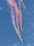 Демонстрация соколов RAF, команда parachutists от королевской силы во время airshow в Бельгии стоковые изображения Демонстрация соколов RAF, команда parachutists от королевской силы во время airshow в Бельгии стоковые изображения