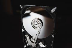 Демонтированный жесткий диск от компьютера (hdd) с влияниями зеркала Часть компьютера (ПК, компьтер-книжки) стоковая фотография Демонтированный жесткий диск от компьютера (hdd) с влияниями зеркала Часть компьютера (ПК, компьтер-книжки) стоковая фотография