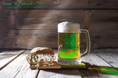 День StPatrick, зеленое пиво, кружка, закуска, зеленый цвет, бар стоковые фото День StPatrick, зеленое пиво, кружка, закуска, зеленый цвет, бар стоковые фото