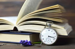 день будет отцом счастливого Винтажный карманный вахта, книги и цветок Стоковые Изображения RF день будет отцом счастливого Винтажный карманный вахта, книги и цветок Стоковые Изображения RF
