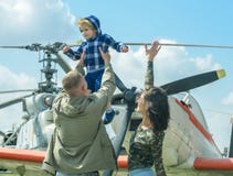 День отца и отцов Будьте отцом максимума сына повышения в воздухе на день отцов Семья празднует день отцов на авиасалоне Я имею a стоковая фотография rf День отца и отцов Будьте отцом максимума сына повышения в воздухе на день отцов Семья празднует день отцов на авиасалоне Я имею a стоковая фотография rf