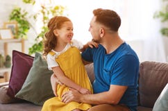 День отца Счастливая дочь семьи обнимает его папы стоковое фото День отца Счастливая дочь семьи обнимает его папы стоковое фото