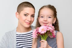 День счастливого ` s дня, женщин ` s матери или предпосылка дня рождения Милая маленькая девочка давая маму, оставшийся в живых р Стоковая Фотография День счастливого ` s дня, женщин ` s матери или предпосылка дня рождения Милая маленькая девочка давая маму, оставшийся в живых р Стоковая Фотография