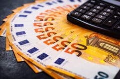 Деньги евро 50 предпосылка наличных денег евро Серии денег евро на калькуляторе Предпосылка банкнот евро Европы, валюты EUR стоковая фотография rf Деньги евро 50 предпосылка наличных денег евро Серии денег евро на калькуляторе Предпосылка банкнот евро Европы, валюты EUR стоковая фотография rf