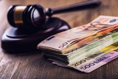 Деньги правосудия и евро евро валюты кредиток схематическое 55 10 Молоток суда и свернутые банкноты евро Представление коррупции стоковая фотография rf Деньги правосудия и евро евро валюты кредиток схематическое 55 10 Молоток суда и свернутые банкноты евро Представление коррупции стоковая фотография rf