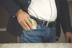 Деньги руки человека на кармане стоковая фотография rf Деньги руки человека на кармане стоковая фотография rf