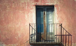 Деревенская старая grungy и выдержанная деревянная закрытая дверь ржавого балкона с краснокоричневым годом сбора винограда тресну стоковое фото rf Деревенская старая grungy и выдержанная деревянная закрытая дверь ржавого балкона с краснокоричневым годом сбора винограда тресну стоковое фото rf