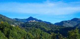Деревня Coaraze горы старая, ` Azur Коута d Провансали Alpes стоковые фотографии rf Деревня Coaraze горы старая, ` Azur Коута d Провансали Alpes стоковые фотографии rf