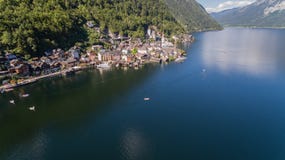 Деревня Hallstatt на Hallstätter видит в австрийских горных вершинах, Австрии стоковые изображения Деревня Hallstatt на Hallstätter видит в австрийских горных вершинах, Австрии стоковые изображения