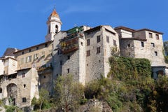 Деревня Luseram горы старая, Провансаль Alpes Cote d'Azur стоковые изображения rf Деревня Luseram горы старая, Провансаль Alpes Cote d'Azur стоковые изображения rf