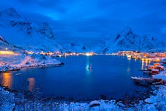 Деревня Reine на ноче Острова Lofoten, Норвегия стоковые изображения rf Деревня Reine на ноче Острова Lofoten, Норвегия стоковые изображения rf