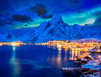 Деревня Reine на ноче Острова Lofoten, Норвегия стоковое фото Деревня Reine на ноче Острова Lofoten, Норвегия стоковое фото