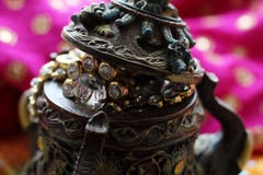 Деревянная коробка ларца с восточными слонами картин полными ювелирн стоковая фотография rf Деревянная коробка ларца с восточными слонами картин полными ювелирн стоковая фотография rf