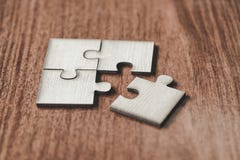 Деревянная мозаика на деревянном столе, концепция дела команды стоковые изображения Деревянная мозаика на деревянном столе, концепция дела команды стоковые изображения