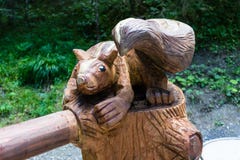 Деревянная скульптура бобра в лесе стоковое фото Деревянная скульптура бобра в лесе стоковое фото