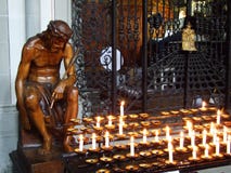 Деревянная скульптура Иисуса со свечами в соборе Констанца стоковое изображение rf Деревянная скульптура Иисуса со свечами в соборе Констанца стоковое изображение rf