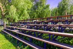 Деревянное место на открытой трибуне для вентиляторов лето солнце стоковое изображение Деревянное место на открытой трибуне для вентиляторов лето солнце стоковое изображение