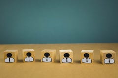 деревянные кубы стоя в ряд, значащ работников зарплаты стоя в одной линии, абстракция на голубой предпосылке стоковая фотография деревянные кубы стоя в ряд, значащ работников зарплаты стоя в одной линии, абстракция на голубой предпосылке стоковая фотография