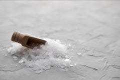 Деревянный ветроуловитель вставленный в куче белых кристаллов соли моря на конкретной предпосылке Деревянный лопаткоулавливатель стоковые фотографии rf Деревянный ветроуловитель вставленный в куче белых кристаллов соли моря на конкретной предпосылке Деревянный лопаткоулавливатель стоковые фотографии rf