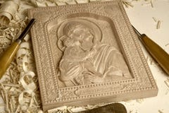 Деревянный высекаенный правоверный значок матери бога и ребенка Иисуса на белой предпосылке стоковые фото Деревянный высекаенный правоверный значок матери бога и ребенка Иисуса на белой предпосылке стоковые фото