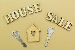 Деревянный дом и 2 ключа, дом продажи надписи „ стоковое фото Деревянный дом и 2 ключа, дом продажи надписи „ стоковое фото