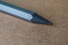 Деревянный карандаш на бумаге kraft стоковые изображения rf Деревянный карандаш на бумаге kraft стоковые изображения rf