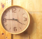 Деревянный круглый дозор стены - часы на деревянной предпосылке природы eco предпосылки стоковые изображения rf Деревянный круглый дозор стены - часы на деревянной предпосылке природы eco предпосылки стоковые изображения rf