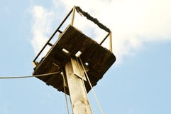 Деревянный рангоут старого корабля в голубом небе стоковые изображения rf Деревянный рангоут старого корабля в голубом небе стоковые изображения rf