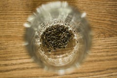 Деревянный стол вливания утра чашки сухого infuser чая стеклянный стоковое изображение rf Деревянный стол вливания утра чашки сухого infuser чая стеклянный стоковое изображение rf