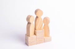3 деревянных диаграммы человека стоят на подиуме победителей Концепция победы, конкуренции дела и конкуренции стоковые фото 3 деревянных диаграммы человека стоят на подиуме победителей Концепция победы, конкуренции дела и конкуренции стоковые фото
