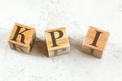 3 деревянных куба с письмами KPI стоят для индикатора ключевой производ стоковая фотография 3 деревянных куба с письмами KPI стоят для индикатора ключевой производ стоковая фотография
