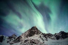 Держатель Snowy с северным сиянием танцуя со звездой стрельбы стоковые изображения rf Держатель Snowy с северным сиянием танцуя со звездой стрельбы стоковые изображения rf