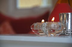 Держатель для свечи освещенный на таблице стоковые изображения Держатель для свечи освещенный на таблице стоковые изображения