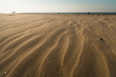 Десерт как текстурированный песок - пляж залива Балтийского моря с белым песком в заходе солнца стоковое фото rf Десерт как текстурированный песок - пляж залива Балтийского моря с белым песком в заходе солнца стоковое фото rf